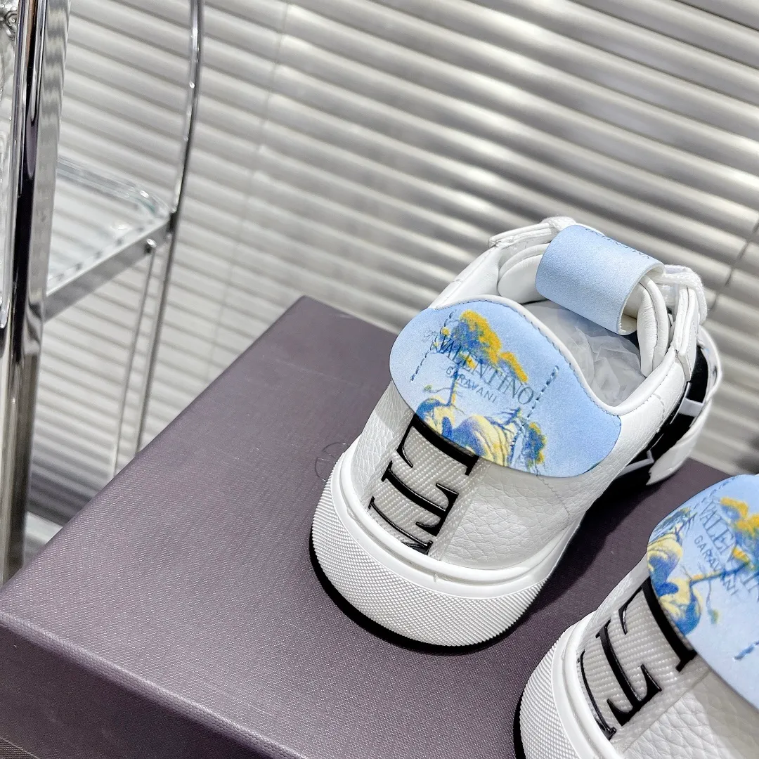 👟👟Ex-factory price 600👟👟 Valentino ONE STUD calfskin lace-up sneakers. Soft suede low-top sneakers, classic and versatile, couple's sneakers, special goods, worth buying! A pair of simple shoes with unique details will save you from the difficulty of dressing. OneStud sneakers, with quilted plaid and oversized rivets, create an eye-catching punk style and get rid of the heavy feeling of this season's clothing. Upraise calfskin derby shoes, with exquisite leather construction and simple silhouette, and smooth lines set the tone of coolness, are a versatile item in the wardrobe. There are more Valentino boutique shoes waiting for you to unlock! It’s time to get the shoes you’ve been coveting for a long time! Officially on sale 7,+++ - Seven straps, decorated with metallic rubber effect. Decoration on the back and tongue. Size 35-44.